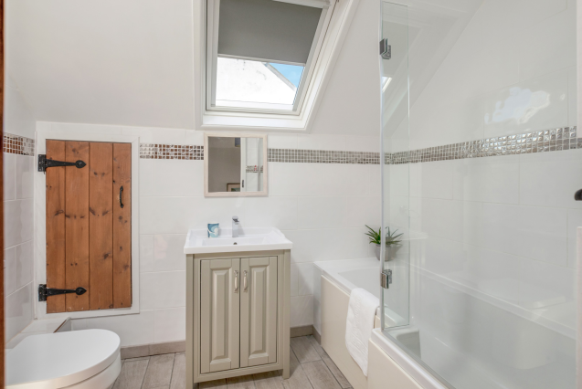 Chapel Downs House - Family bathroom